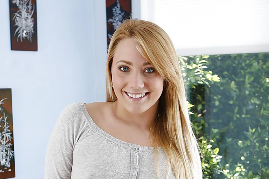 Model Smiley blonde in shorts in Riyadh
