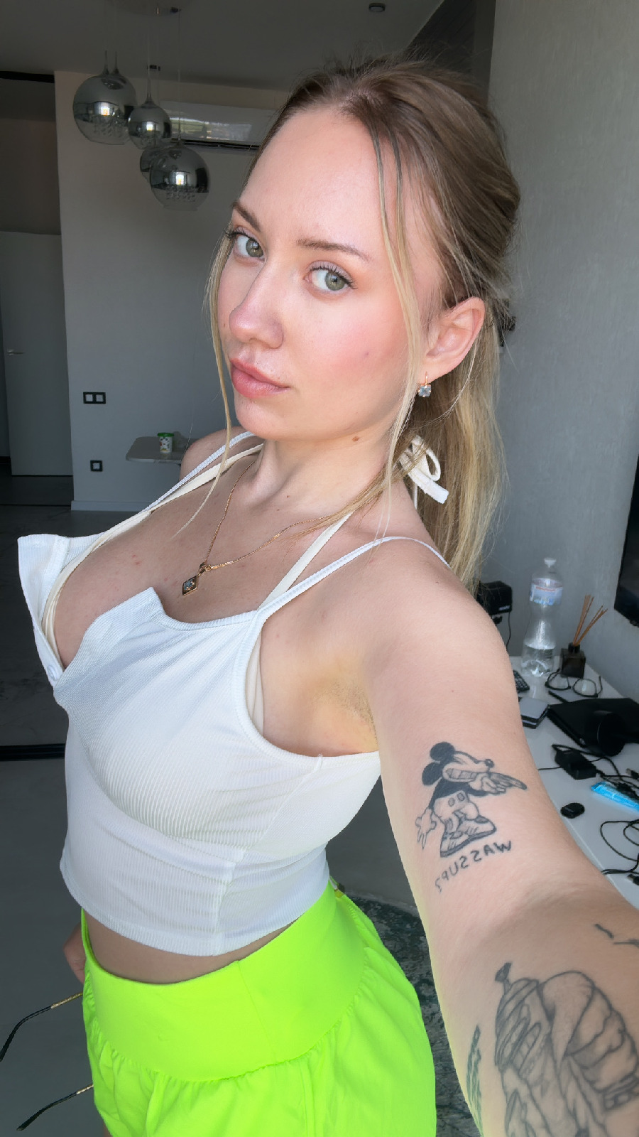 KateV in her underwear in Riyadh