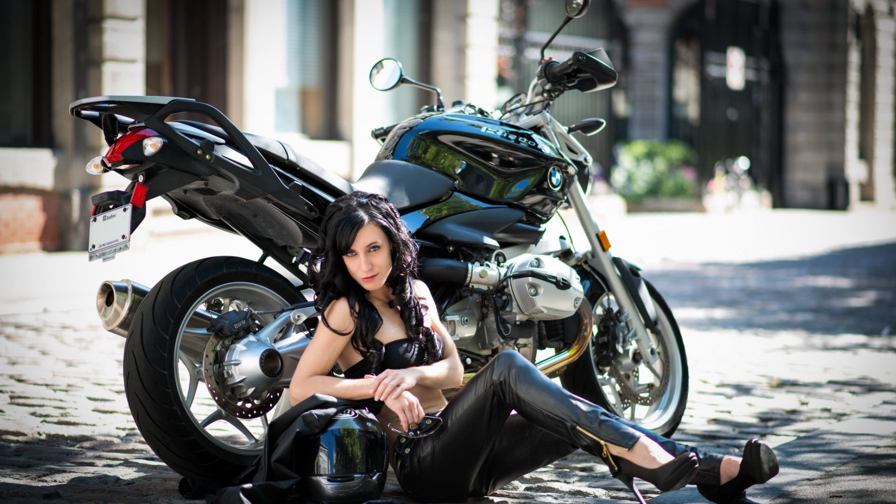 Fresh photos, fresh mood — European women on bikes online in Riyadh